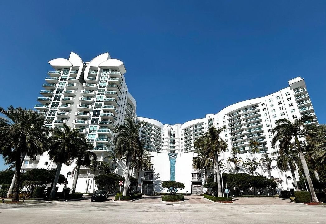 For Sale: $570,000 (2 beds, 2 baths, 1251 Square Feet)