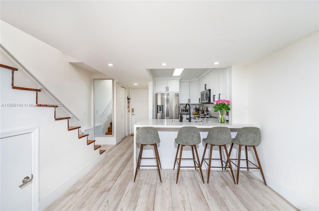 Active With Contract: $375,000 (2 beds, 1 baths, 988 Square Feet)