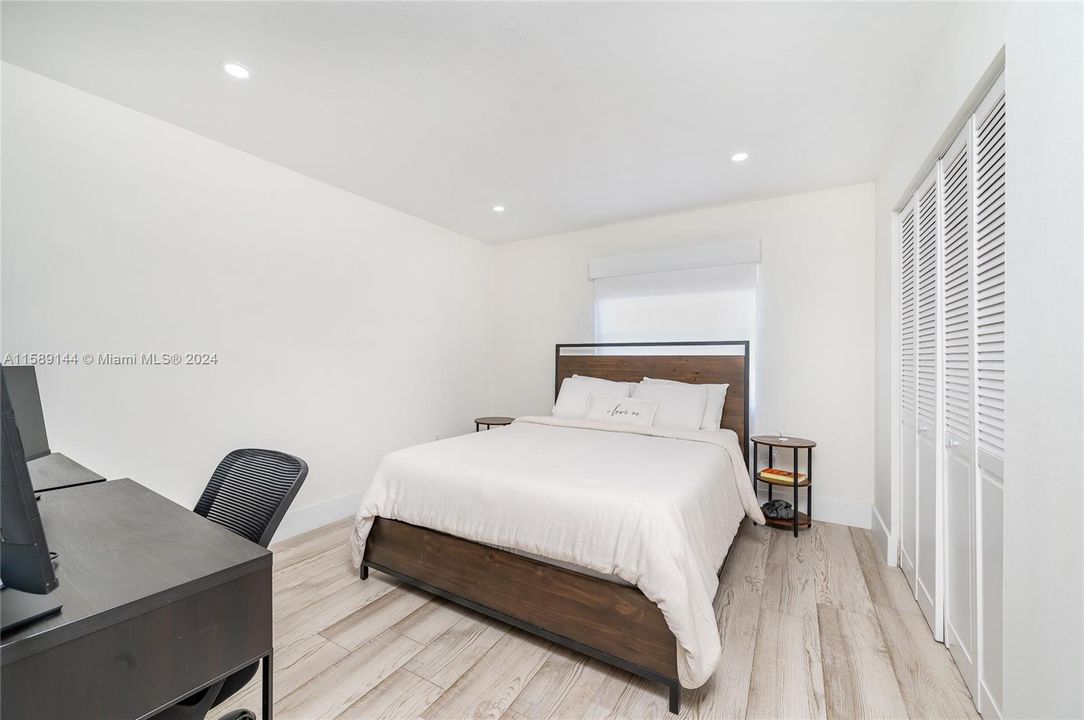 Active With Contract: $375,000 (2 beds, 1 baths, 988 Square Feet)
