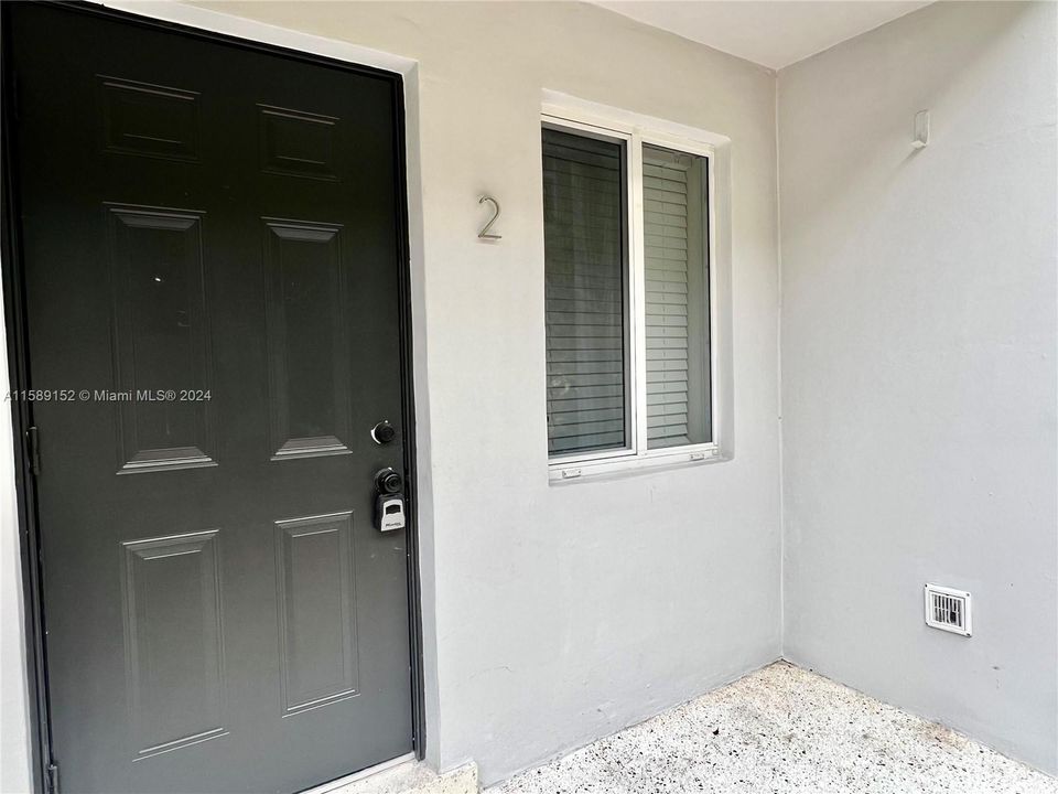 Active With Contract: $2,200 (2 beds, 1 baths, 675 Square Feet)