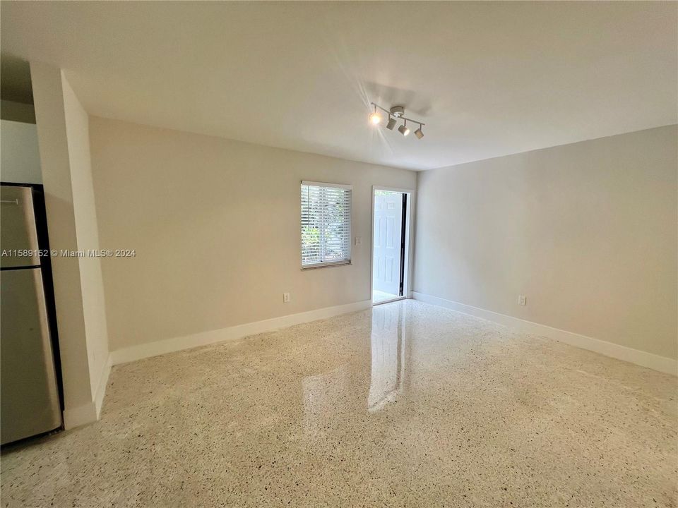 Active With Contract: $2,200 (2 beds, 1 baths, 675 Square Feet)