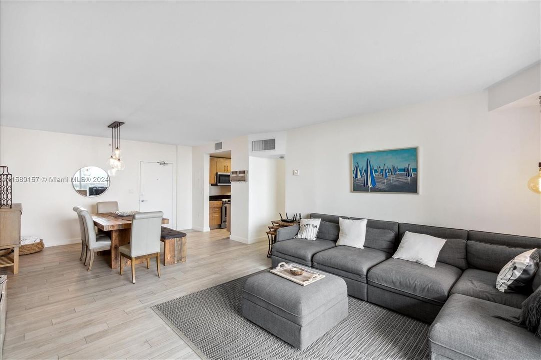 For Sale: $1,590,000 (2 beds, 2 baths, 1056 Square Feet)