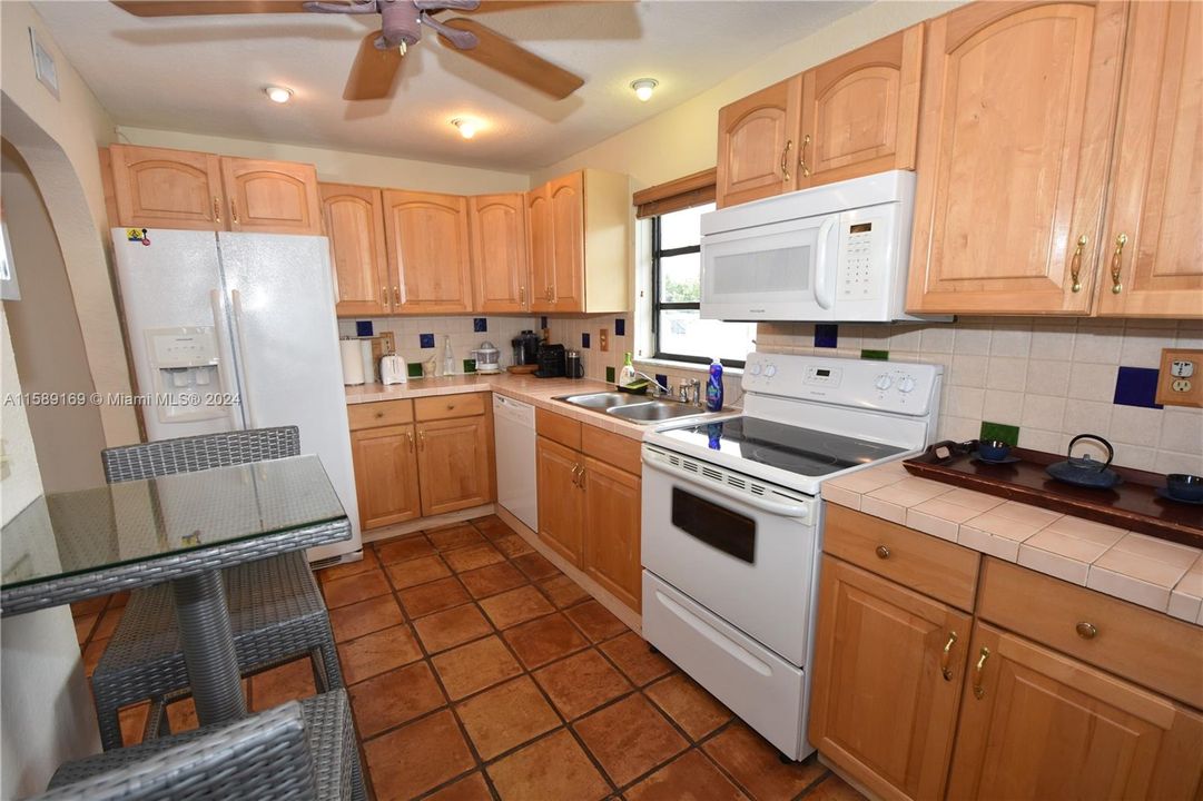 For Rent: $3,000 (2 beds, 2 baths, 871 Square Feet)