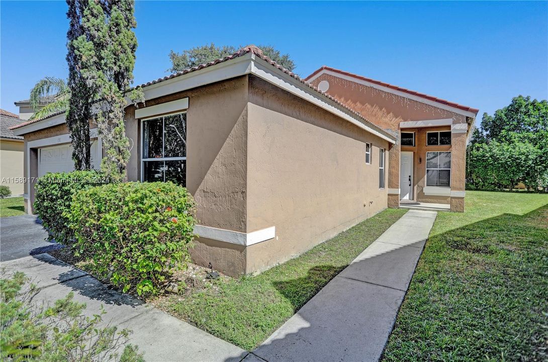 Active With Contract: $3,995 (3 beds, 2 baths, 1505 Square Feet)