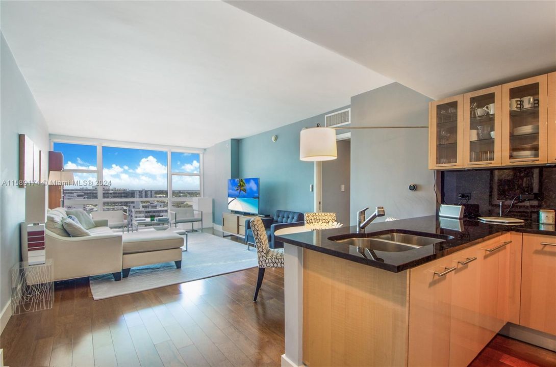 For Sale: $575,000 (1 beds, 1 baths, 873 Square Feet)