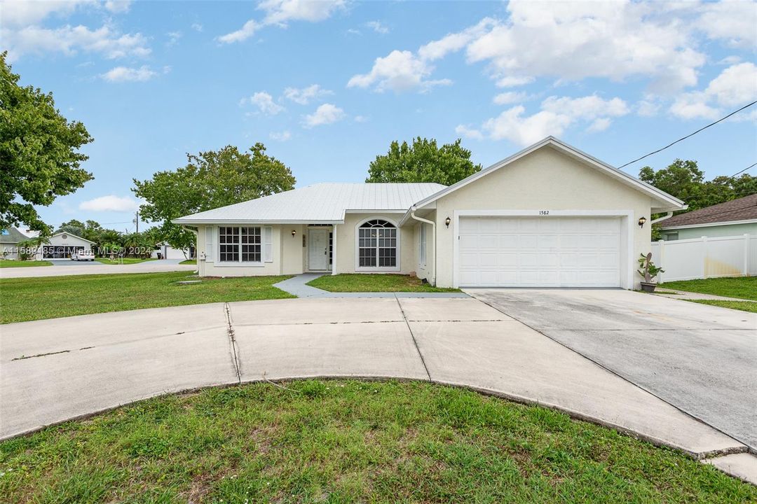 For Sale: $358,000 (3 beds, 2 baths, 1433 Square Feet)