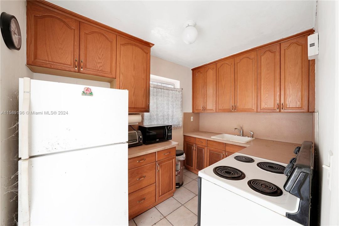 Active With Contract: $614,900 (2 beds, 1 baths, 917 Square Feet)