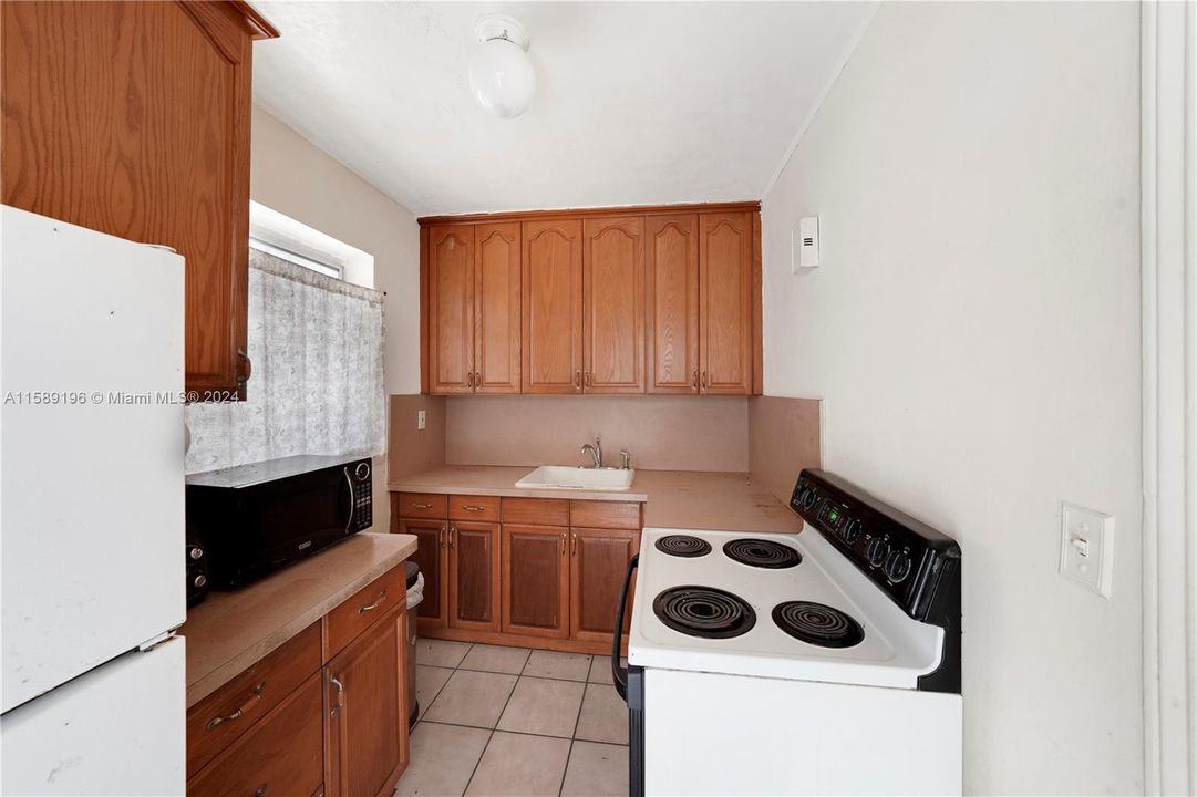 Active With Contract: $614,900 (2 beds, 1 baths, 917 Square Feet)