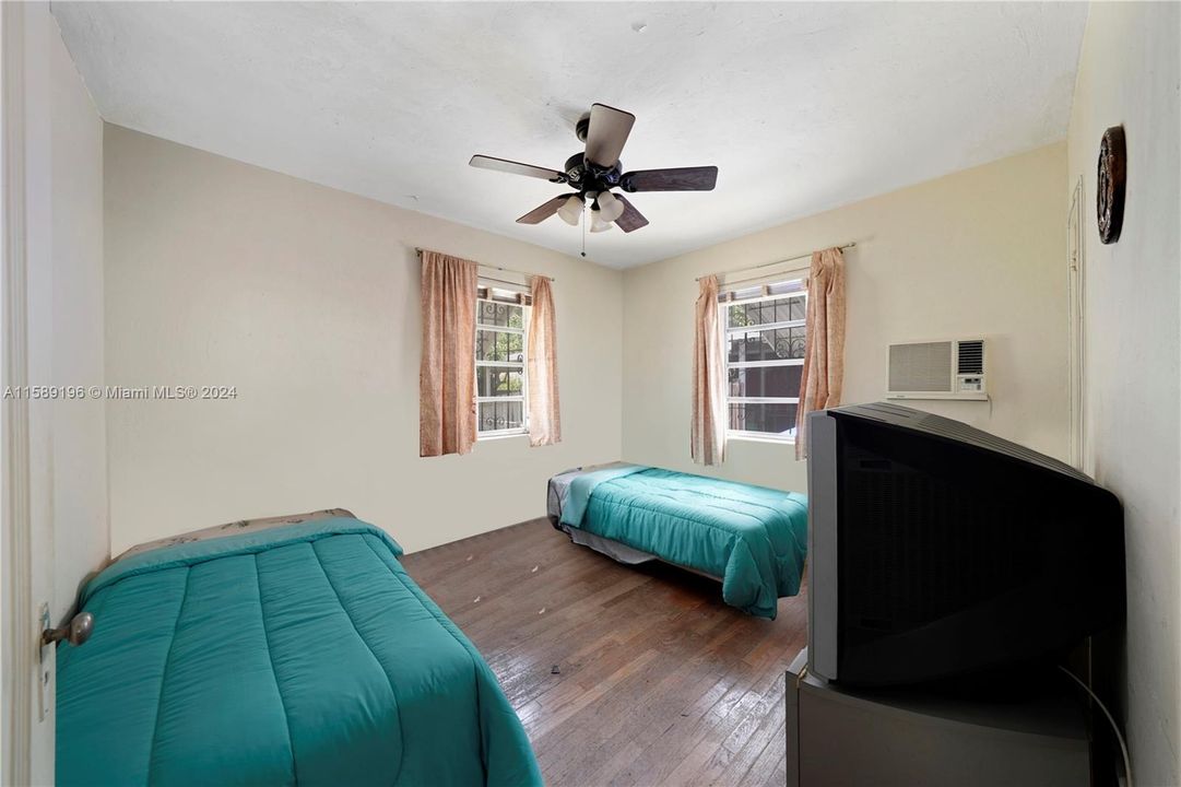 Active With Contract: $614,900 (2 beds, 1 baths, 917 Square Feet)