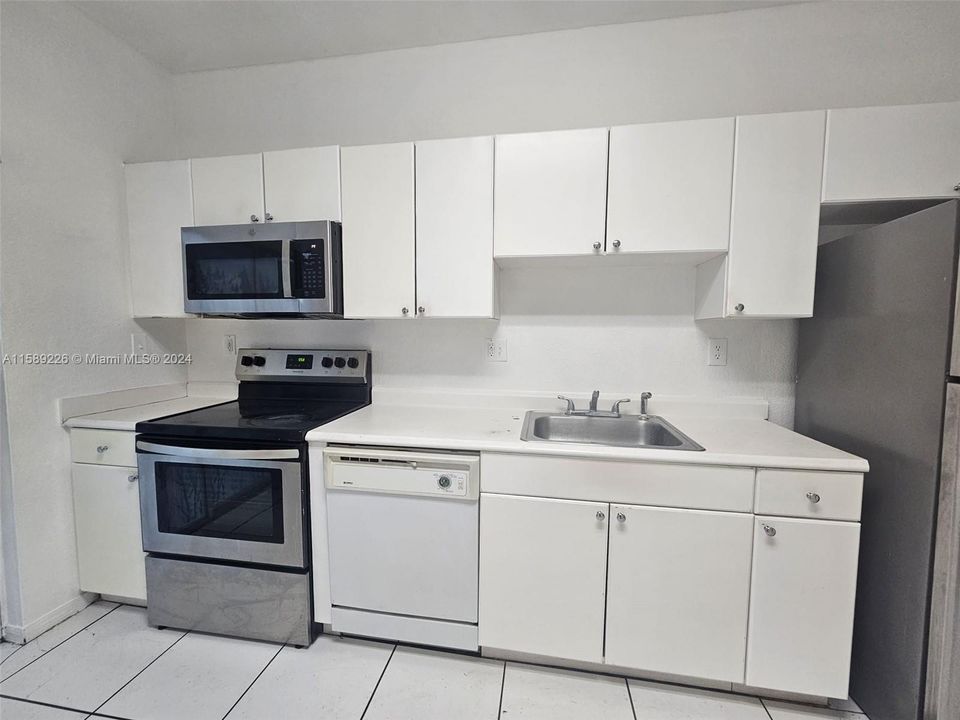For Rent: $2,700 (3 beds, 2 baths, 992 Square Feet)