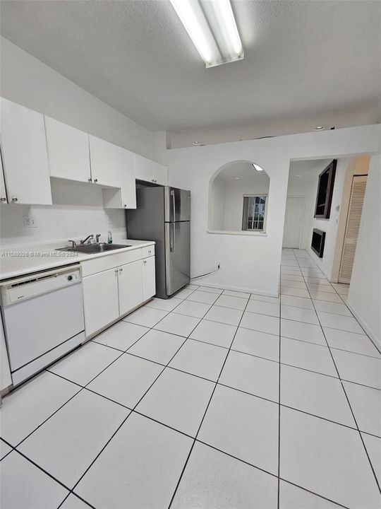 For Rent: $2,700 (3 beds, 2 baths, 992 Square Feet)