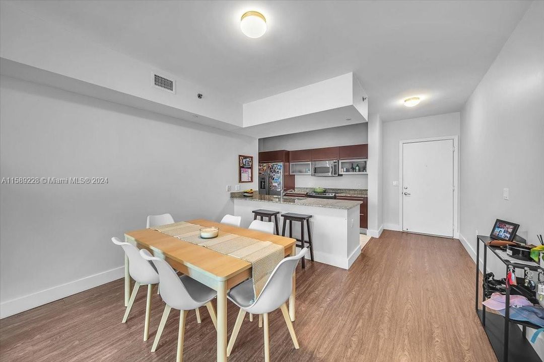 Active With Contract: $3,250 (1 beds, 1 baths, 774 Square Feet)