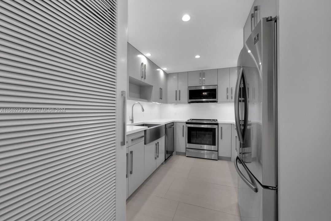 Active With Contract: $5,200 (2 beds, 2 baths, 1423 Square Feet)