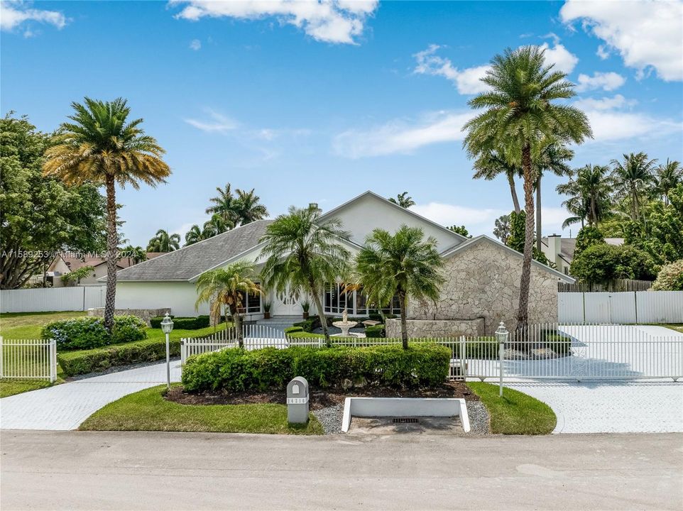 Recently Sold: $1,750,000 (5 beds, 4 baths, 4141 Square Feet)