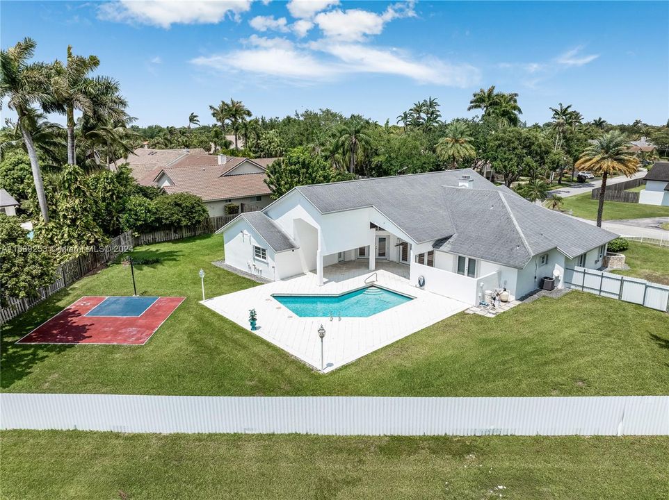 Recently Sold: $1,750,000 (5 beds, 4 baths, 4141 Square Feet)