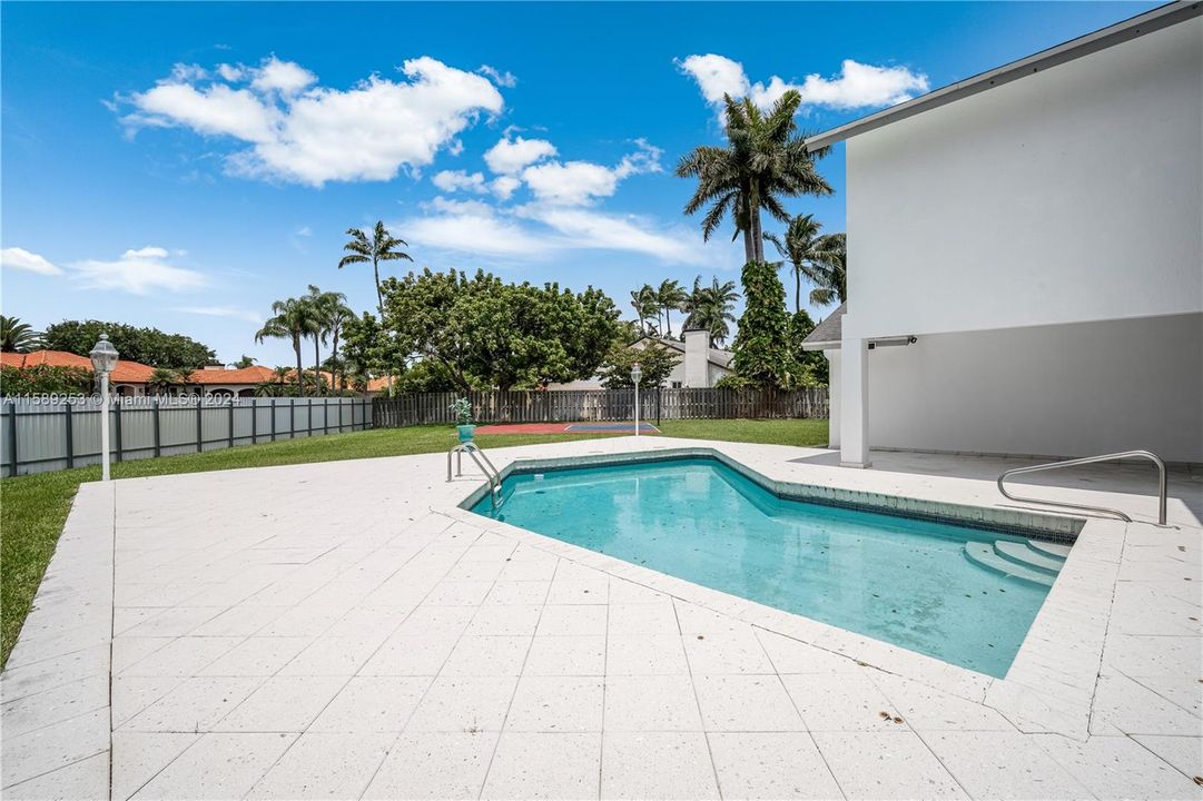 Recently Sold: $1,750,000 (5 beds, 4 baths, 4141 Square Feet)