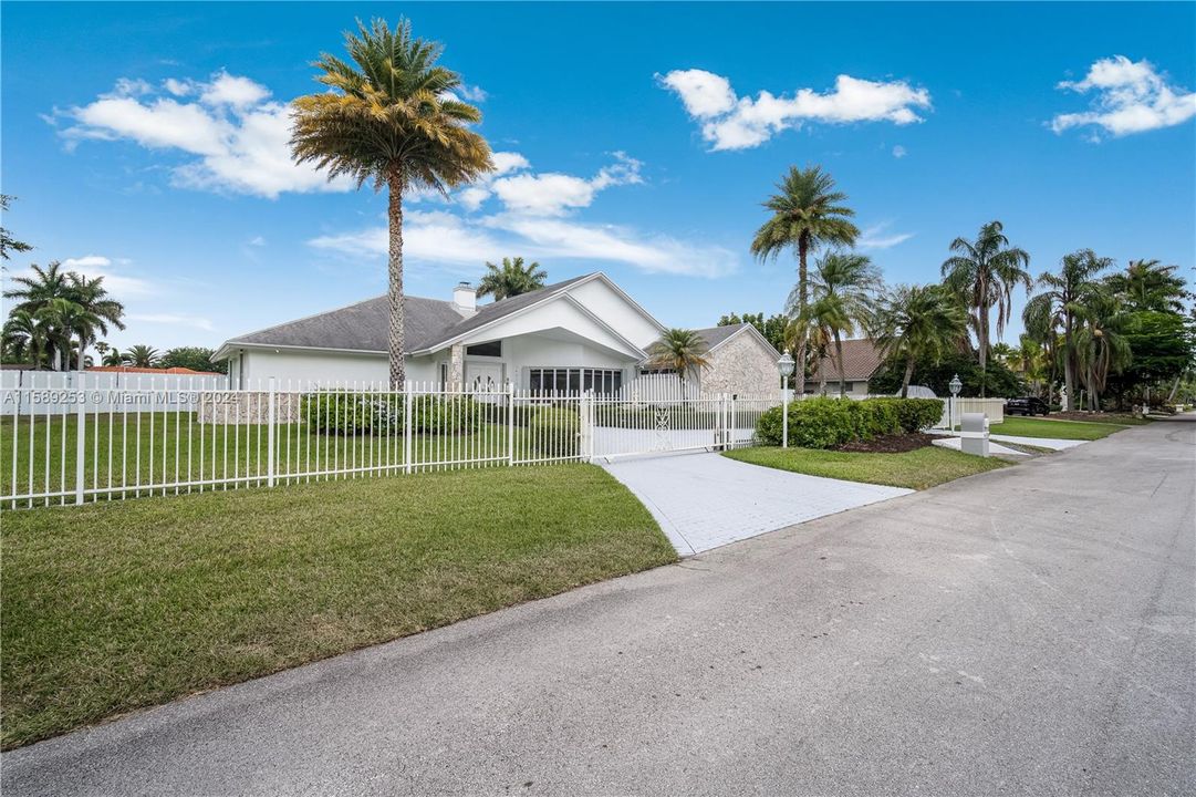 Recently Sold: $1,750,000 (5 beds, 4 baths, 4141 Square Feet)