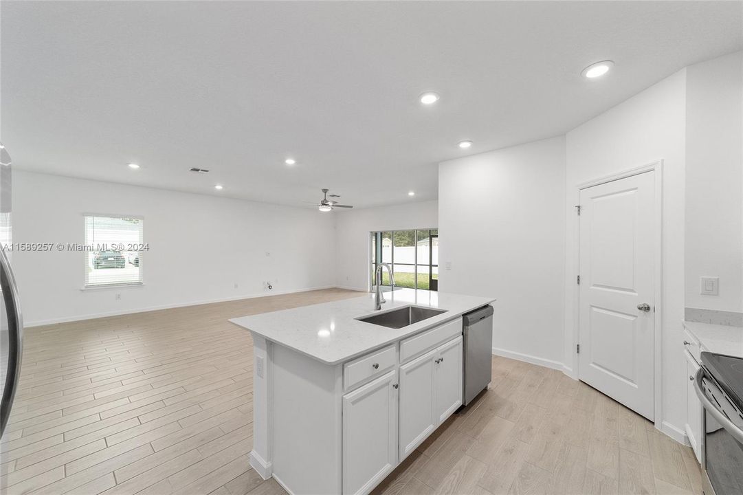 Recently Sold: $310,000 (3 beds, 3 baths, 2028 Square Feet)