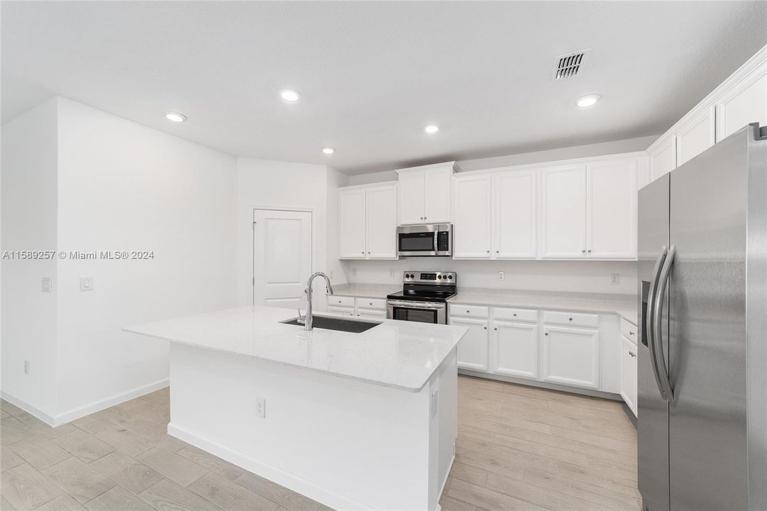 Recently Sold: $310,000 (3 beds, 3 baths, 2028 Square Feet)