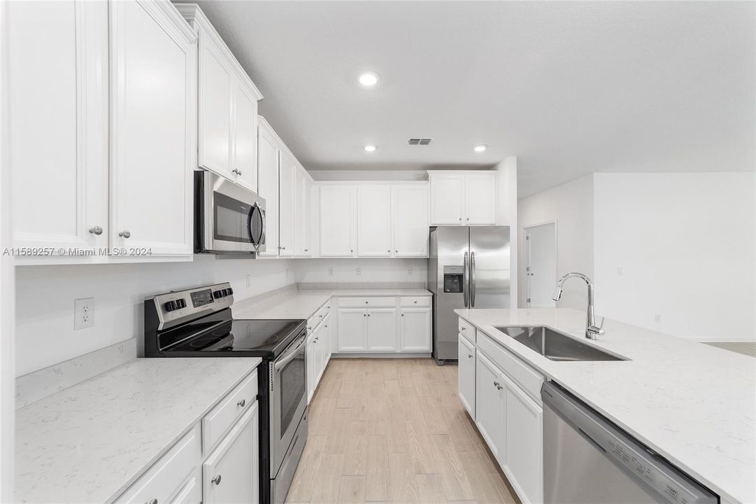 Recently Sold: $310,000 (3 beds, 3 baths, 2028 Square Feet)