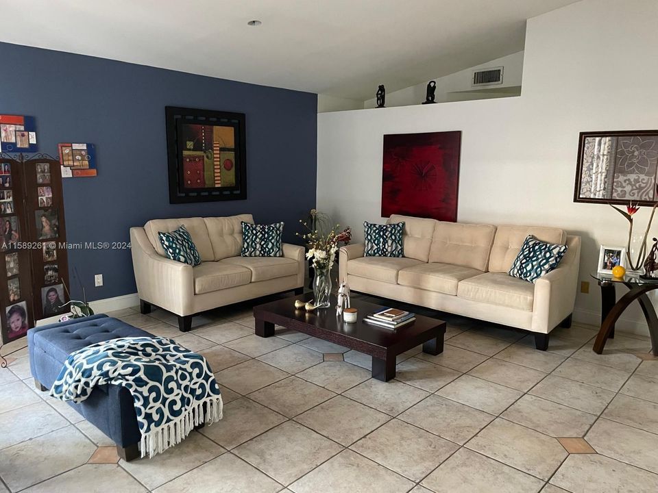 Active With Contract: $3,100 (3 beds, 2 baths, 1619 Square Feet)