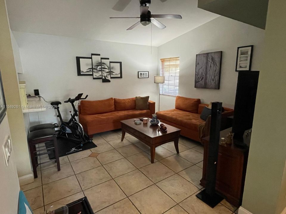 Active With Contract: $3,100 (3 beds, 2 baths, 1619 Square Feet)