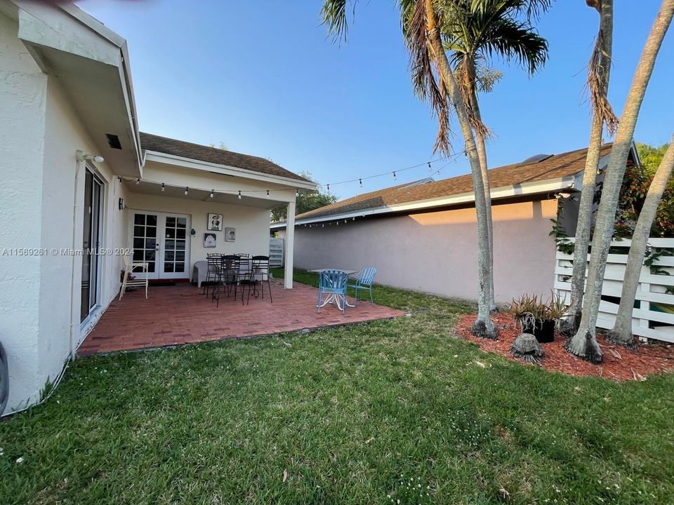 Active With Contract: $3,100 (3 beds, 2 baths, 1619 Square Feet)