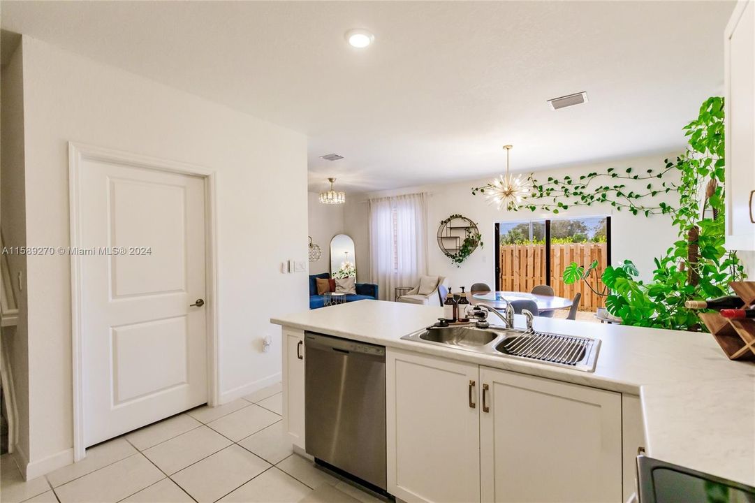 Active With Contract: $2,950 (3 beds, 2 baths, 1704 Square Feet)