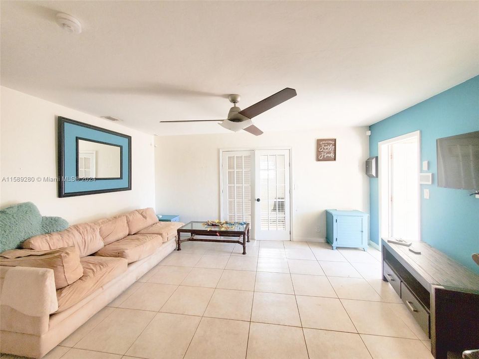 For Sale: $685,000 (5 beds, 2 baths, 1408 Square Feet)