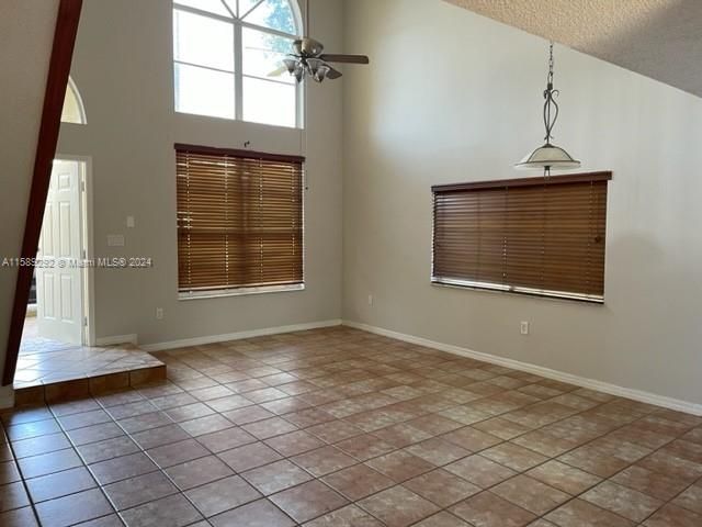 Active With Contract: $3,250 (3 beds, 2 baths, 1479 Square Feet)