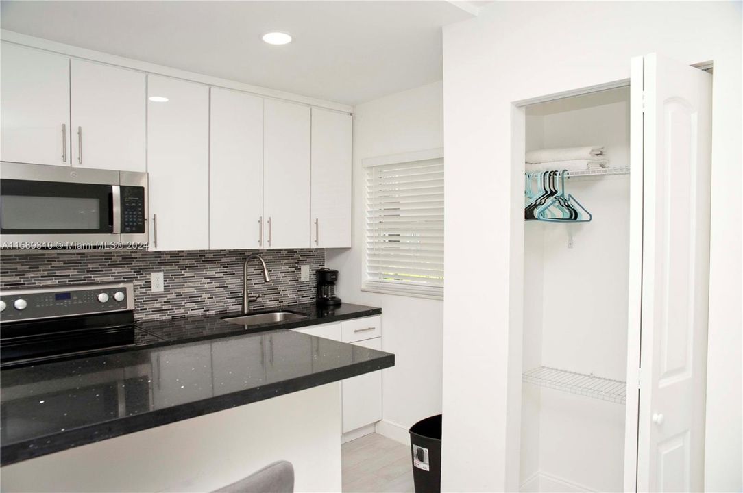 Active With Contract: $1,625 (0 beds, 1 baths, 525 Square Feet)