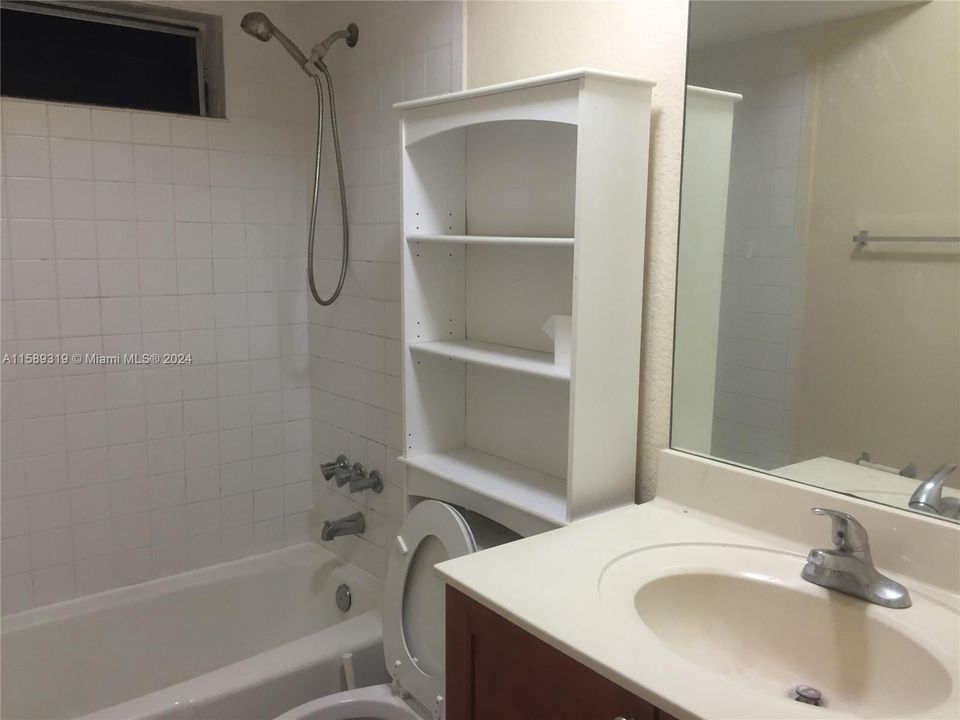 Active With Contract: $1,550 (1 beds, 1 baths, 588 Square Feet)