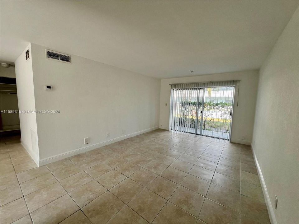 Active With Contract: $1,550 (1 beds, 1 baths, 588 Square Feet)