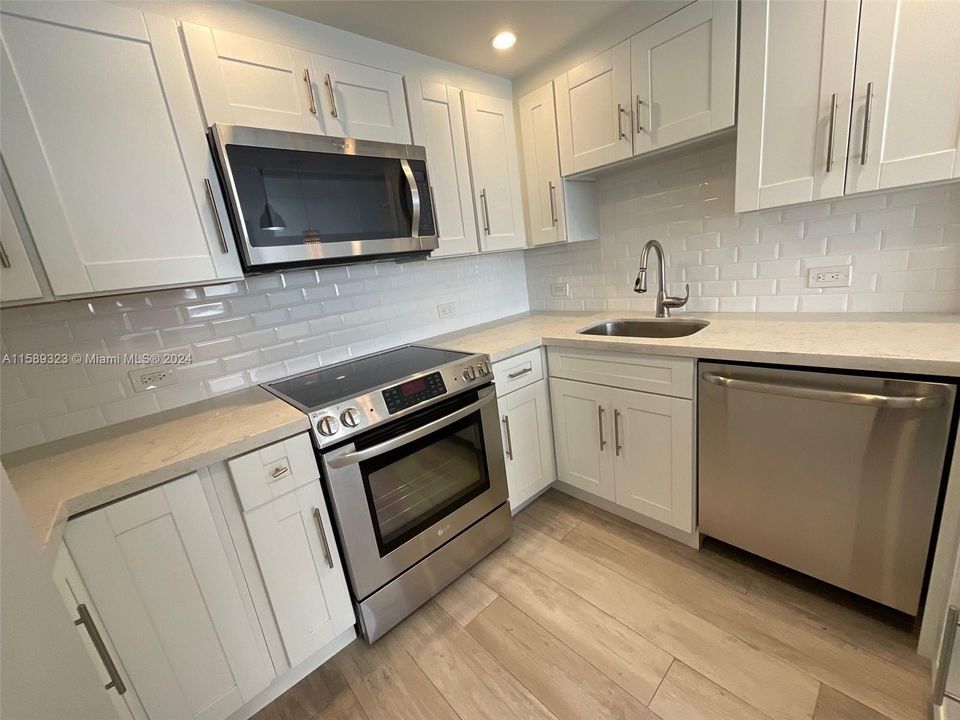 Active With Contract: $2,250 (1 beds, 1 baths, 654 Square Feet)