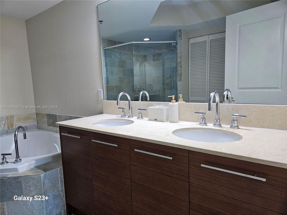 For Rent: $3,499 (2 beds, 2 baths, 1165 Square Feet)