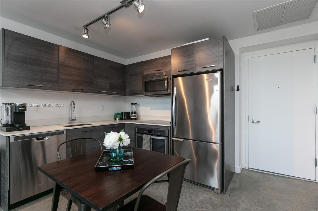 For Sale: $389,000 (1 beds, 1 baths, 533 Square Feet)