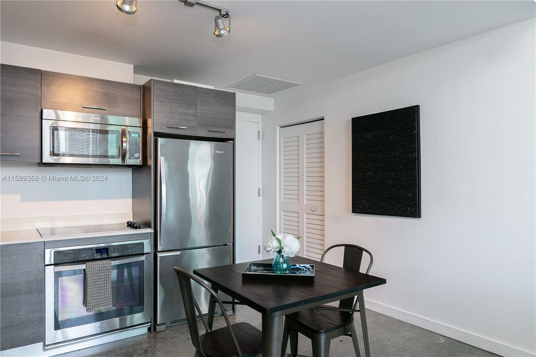 For Sale: $389,000 (1 beds, 1 baths, 533 Square Feet)