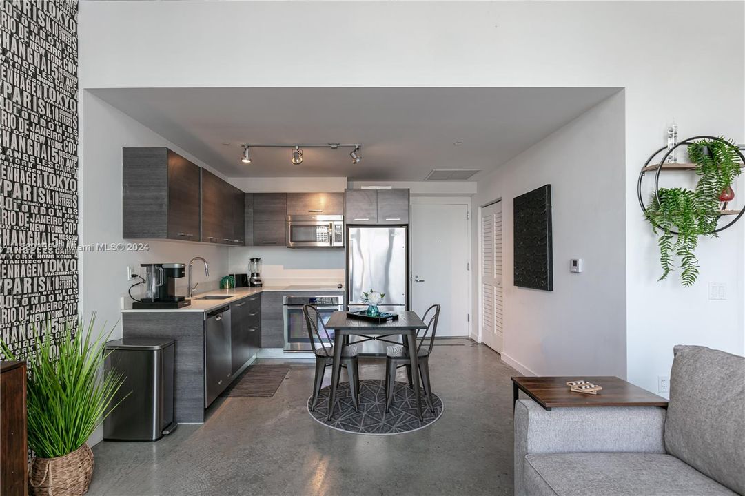 For Sale: $389,000 (1 beds, 1 baths, 533 Square Feet)