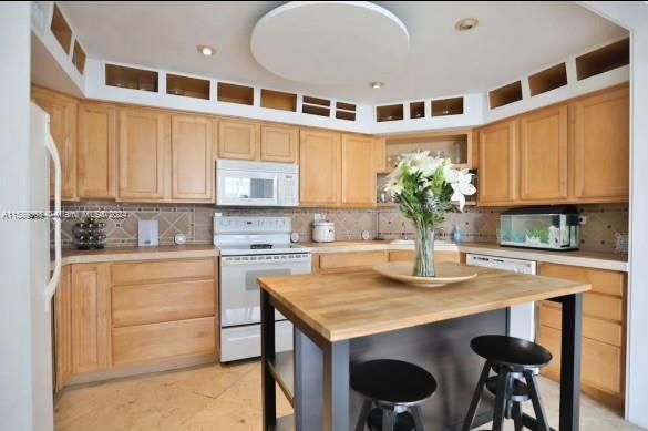 Active With Contract: $2,800 (1 beds, 1 baths, 787 Square Feet)