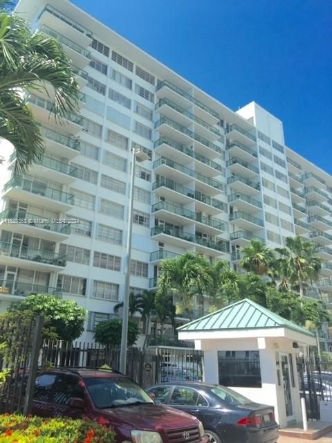 Active With Contract: $2,800 (1 beds, 1 baths, 787 Square Feet)