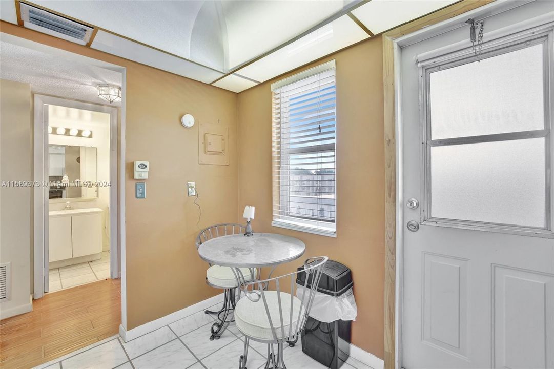 For Sale: $200,000 (1 beds, 1 baths, 790 Square Feet)