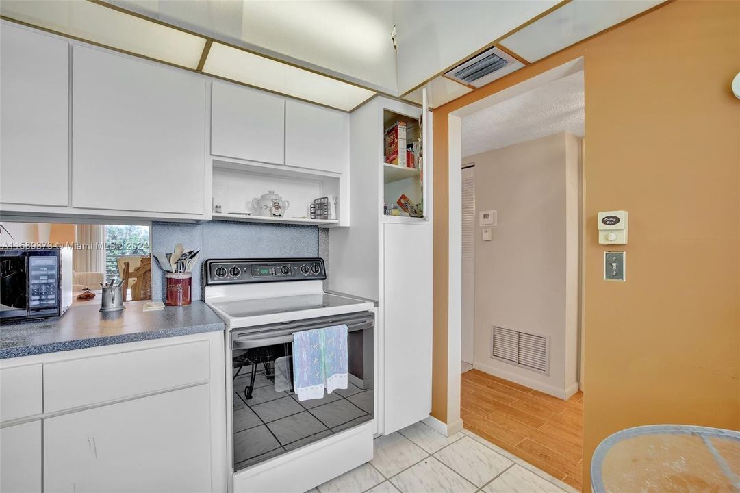 For Sale: $200,000 (1 beds, 1 baths, 790 Square Feet)