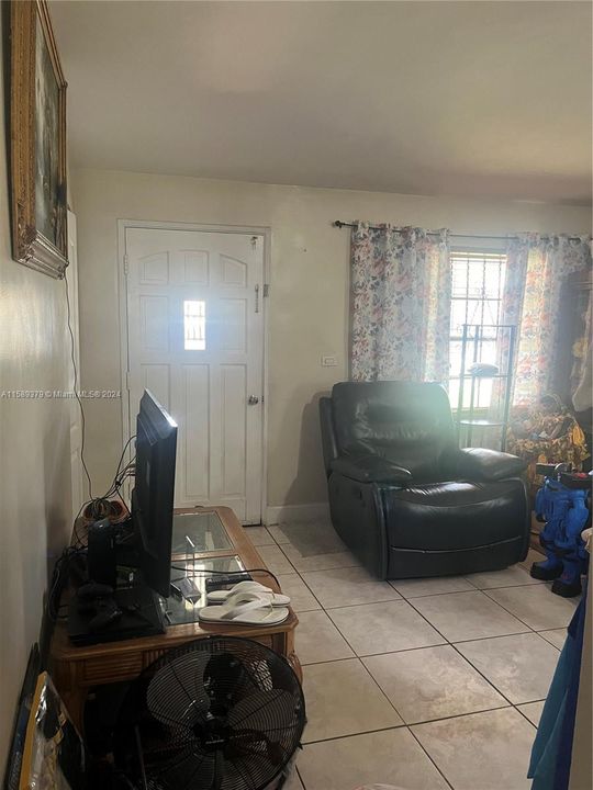 For Rent: $2,400 (2 beds, 1 baths, 594 Square Feet)