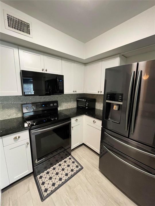 For Sale: $309,000 (2 beds, 2 baths, 967 Square Feet)