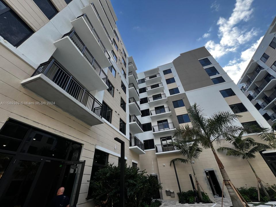 Active With Contract: $1,702 (1 beds, 1 baths, 558 Square Feet)