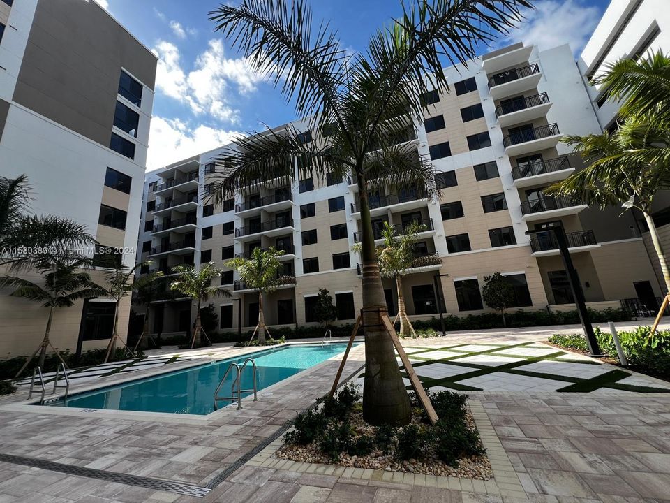 Active With Contract: $1,702 (1 beds, 1 baths, 558 Square Feet)