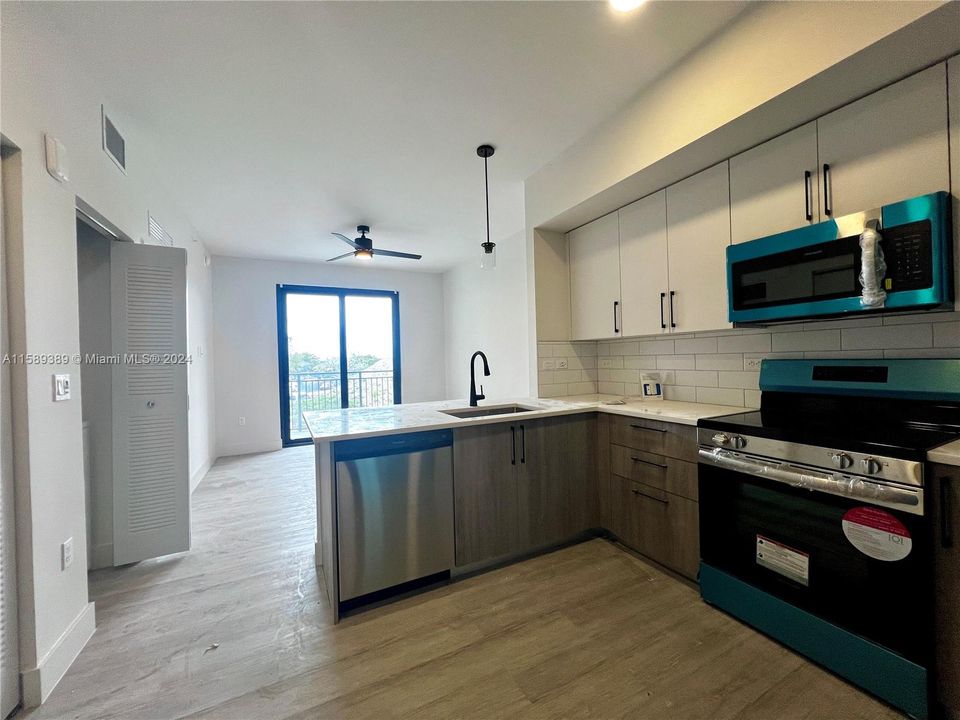 Active With Contract: $1,702 (1 beds, 1 baths, 558 Square Feet)