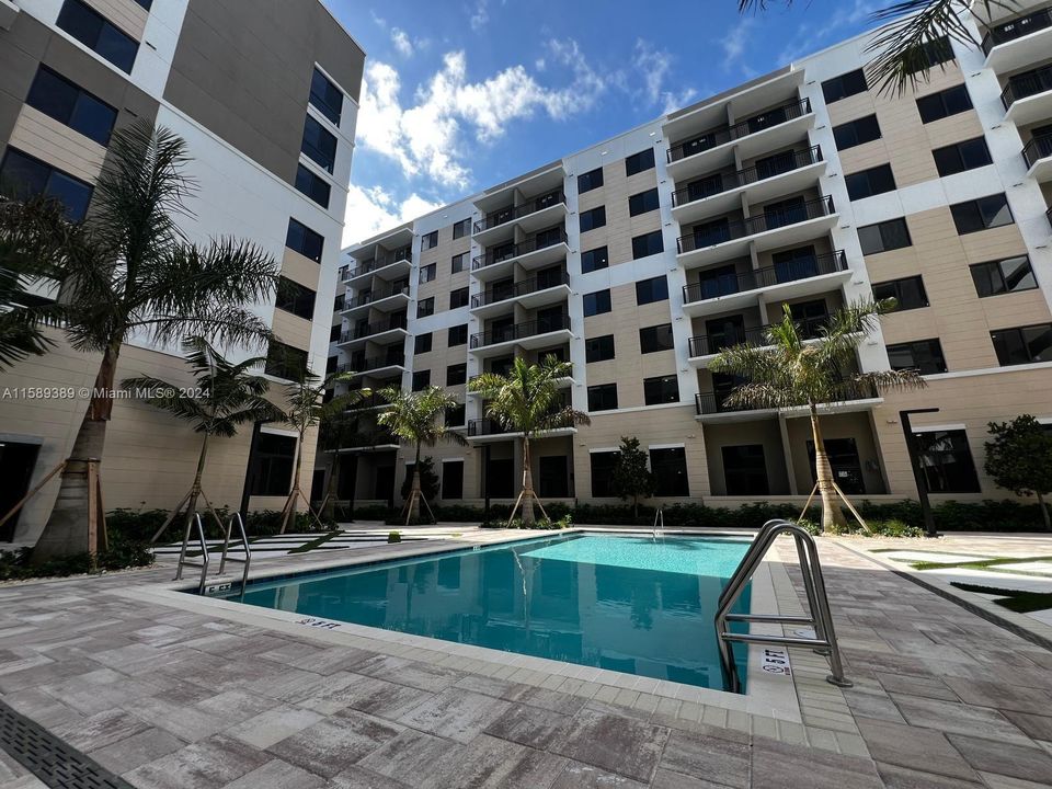 Active With Contract: $1,702 (1 beds, 1 baths, 558 Square Feet)