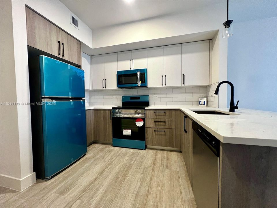 Active With Contract: $1,702 (1 beds, 1 baths, 558 Square Feet)