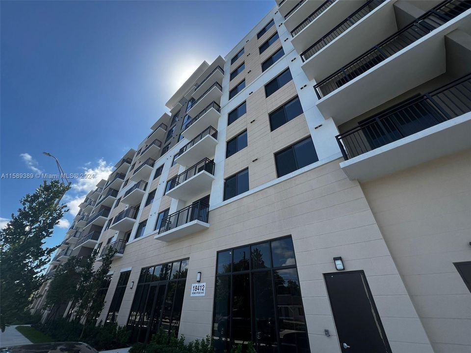Active With Contract: $1,702 (1 beds, 1 baths, 558 Square Feet)